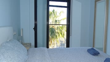 2 bedrooms, desk, bed sheets