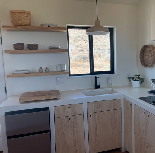  1-bedroom cottage by Joshua Tree National Park entrance. AC, WiFi close to town