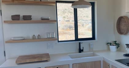1-bedroom cottage by Joshua Tree National Park entrance. AC, WiFi close to town