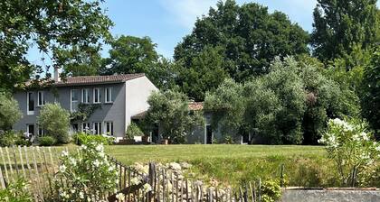 Maison familiale à 15 minutes du centre de Bordeaux dans un écrin de verdure
