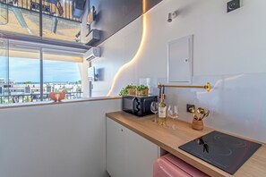 ثلاجة، ميكروويف، موقد طهي مسطح، ماكينة لصنع القهوة/الشاي