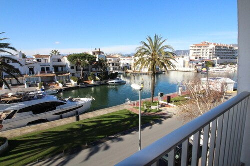 Modern 1-bedroom Apartment With Terrace