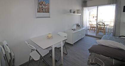 Modern 1-bedroom Apartment With Terrace