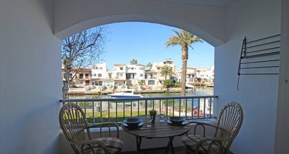 Modern 1-bedroom Apartment With Terrace