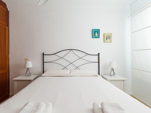 1 Schlafzimmer, individuell eingerichtet, laptopgeeigneter Arbeitsplatz