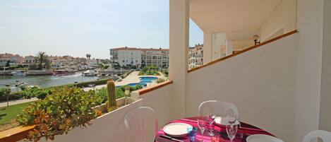 Apartment | Tempat makan luar