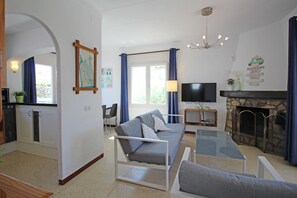 Villa | Living room | Fireplace