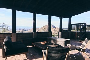 Terrace/patio - FIVE MINUTES TO CALAMIGOS RANCH AND CEILO FARMS MOUNTAIN AND OCEAN VIEWS (Malibu)