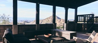 5-bedroom lodge in superb Malibu with AC, WiFi,mountain and ocean views!