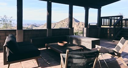 5-bedroom lodge in superb Malibu with AC, WiFi,mountain and ocean views!