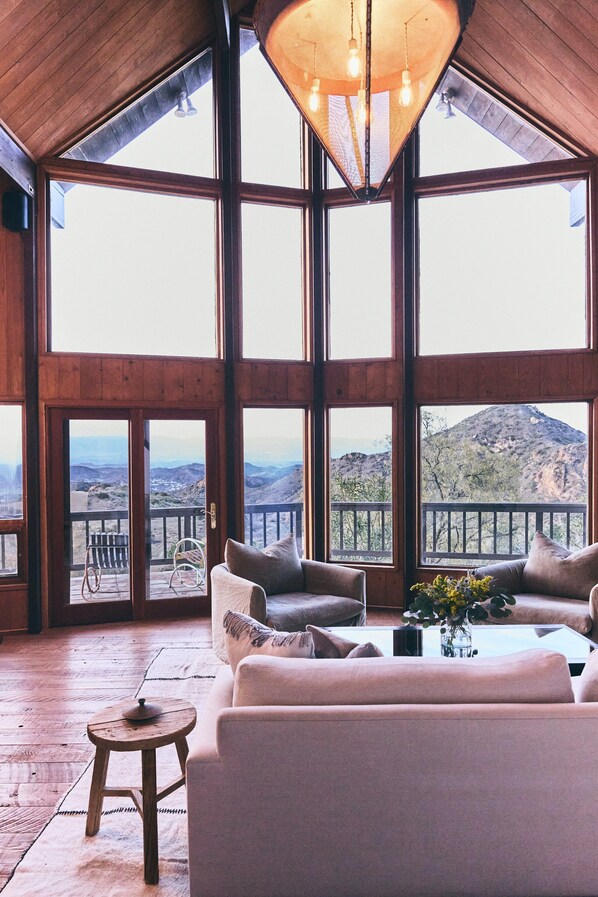 Smart TV, books, printers - FIVE MINUTES TO CALAMIGOS RANCH AND CEILO FARMS MOUNTAIN AND OCEAN VIEWS (Malibu)