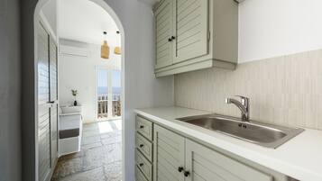 Luxury Studio, Sea View | Private kitchen