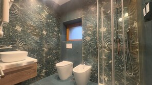 Sèche-cheveux, bidet, serviettes fournies, savon