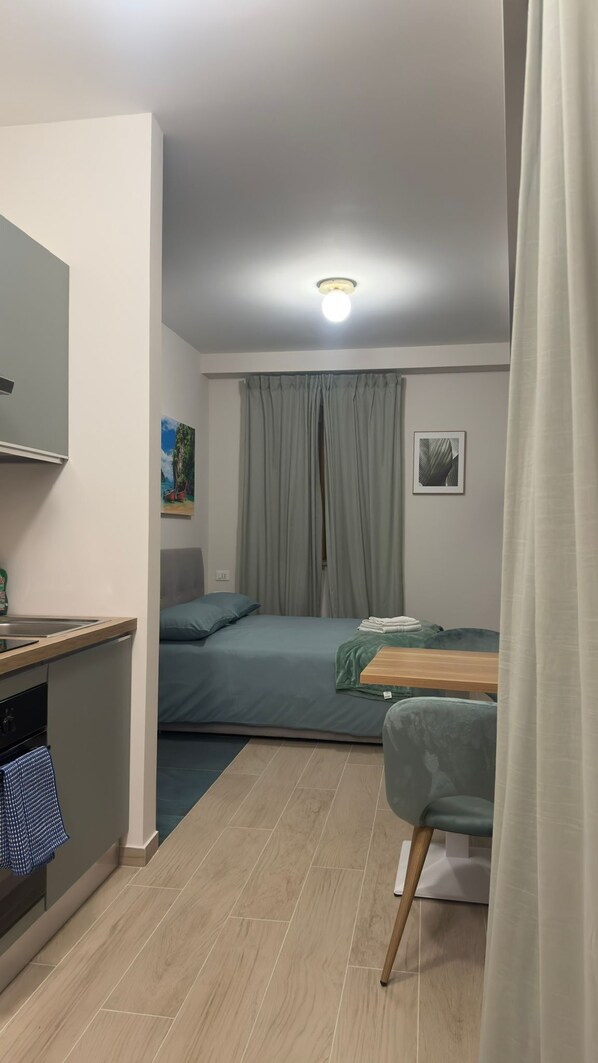 Iron/ironing board, WiFi, bed sheets