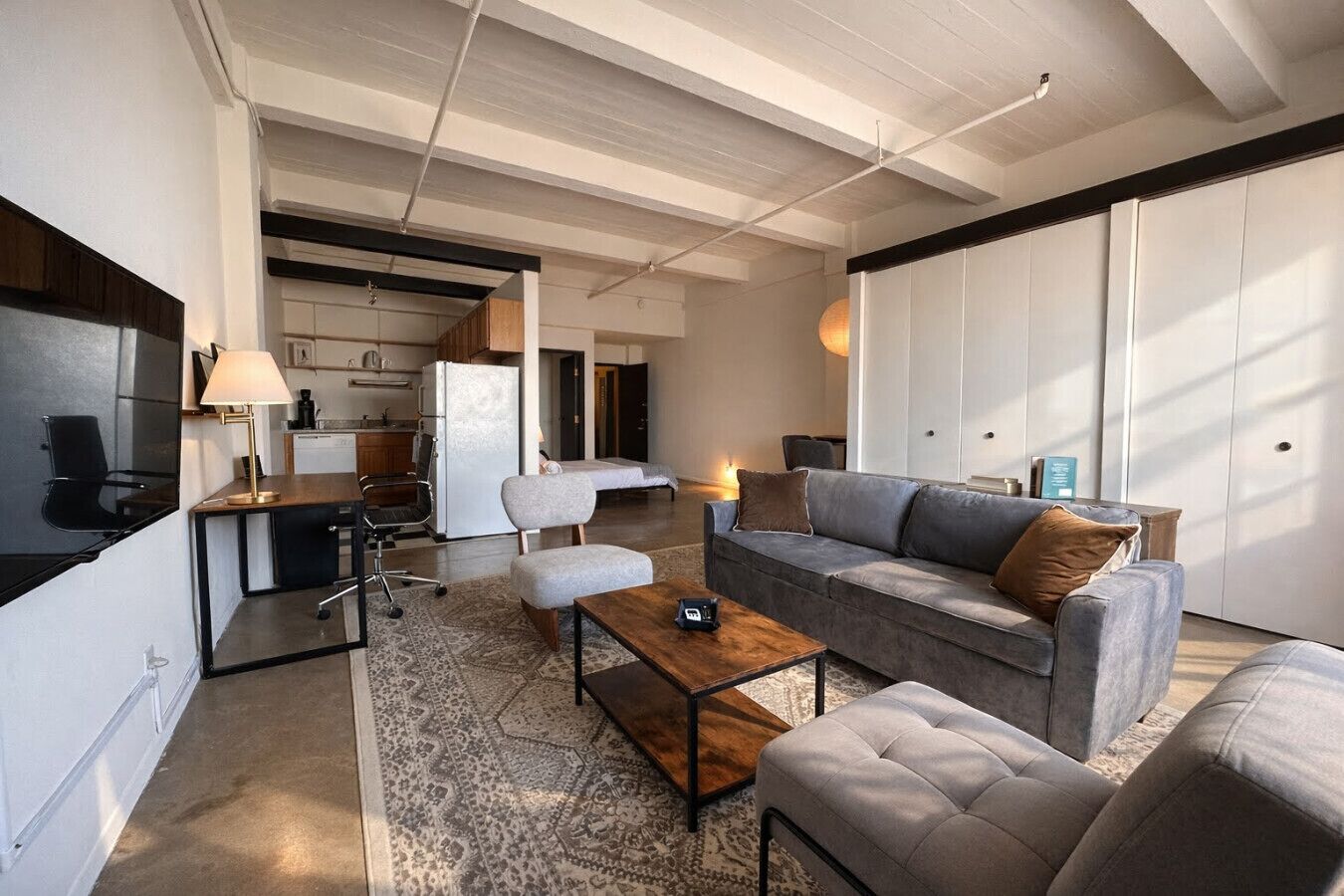 Een smart-tv en boeken