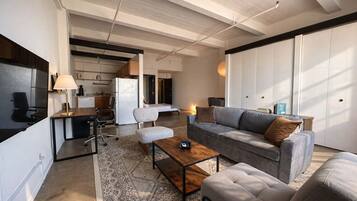 Een smart-tv en boeken