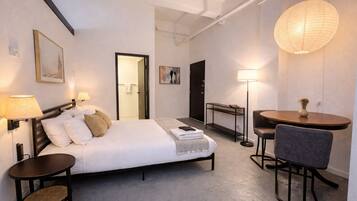 Iron/ironing board, free WiFi, bed sheets