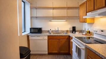 Een koelkast, een magnetron, een oven, een kookplaat