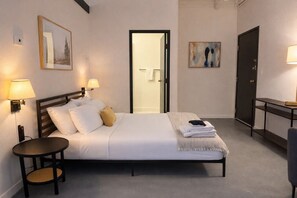 Iron/ironing board, free WiFi, bed sheets - Westown Studio Apt Near Fiserv, Baird, and Theater District · Sleeps 4 (Milwaukee)