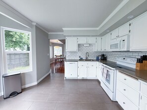 Four à micro-ondes, un four, surface de cuisson, lave-vaisselle