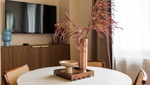 A round dining table with a central vase and a bowl. - Port-royal Residence - Cosy Apartment - 1br- 4P (Paris)