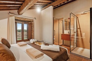 7 slaapkamers, een bureau, een strijkplank/strijkijzer, gratis wifi