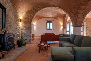 TV connectée, cheminée, baby-foot, table de tennis de table