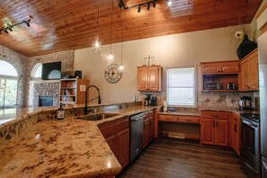 雪櫃、微波爐、焗爐、爐具