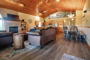 Téléviseur connecté, foyer, table de ping-pong