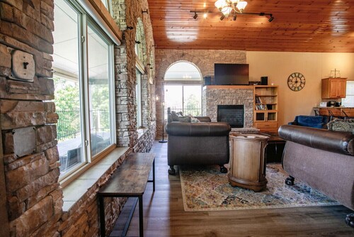 Direct access to the lake, short drive to all the Branson fun!