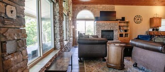 Direct access to the lake, short drive to all the Branson fun!