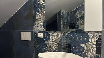 Dusche, Haartrockner, Handtücher, Seife