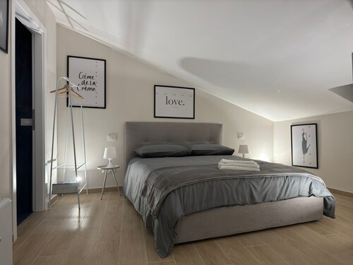 Lakefront attic fabulous, romantic