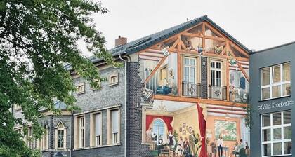 VillaKrocker - Elbe cycle path meets wall artwork