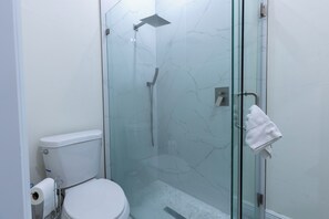 Een douche, een haardroger, handdoeken, zeep