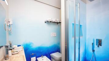 Haartrockner, HandtĂŒcher, Toilettenpapier