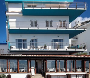 Exterior detail - Family room with mountain view terrace and window overlooking the harbor. (Cala Gonone)