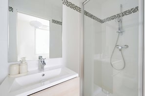アパートメント | バスルーム | ヘアドライヤー、タオル、トイレットペーパー