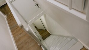 A white staircase with wooden flooring leading to a landing. - Modern Apartment in Koblenz (Koblenz)