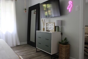1 slaapkamer, een strijkplank/strijkijzer, wifi, beddengoed