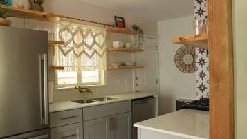 Microondas, horno, placa de cocina, lavavajillas