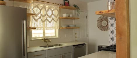 Microondas, horno, parrilla de estufa y lavavajillas