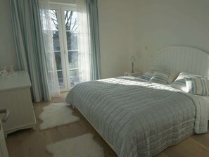 3 habitaciones, muebles diferentes y tabla de planchar con plancha