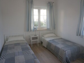 3 chambres, ameublement personnalisé, fer et planche à repasser