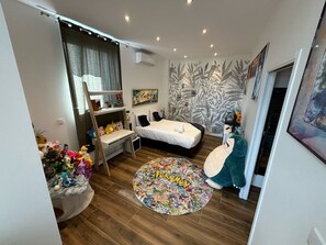 1 chambre, fer et planche à repasser