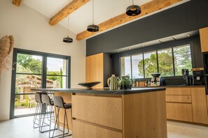 Fridge, microwave, oven, stovetop - Haven of peace-Pool at the foot of the Alpilles, within walking distance of the center of St Rémy de PCE (Saint-Rémy-de-Provence)