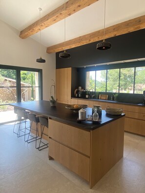 Dining - "New "Haven of peace with swimming pool at the foot of the Alpilles, within walking distance of the center (Saint-Rémy-de-Provence)