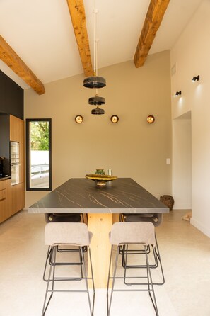 Dining - Haven of peace-Pool at the foot of the Alpilles, within walking distance of the center of St Rémy de PCE (Saint-Rémy-de-Provence)