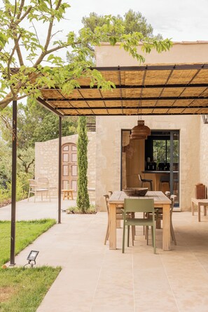 Outdoor dining - Haven of peace-Pool at the foot of the Alpilles, within walking distance of the center of St Rémy de PCE (Saint-Rémy-de-Provence)