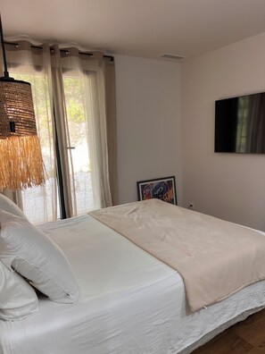 4 bedrooms, desk, iron/ironing board, free WiFi